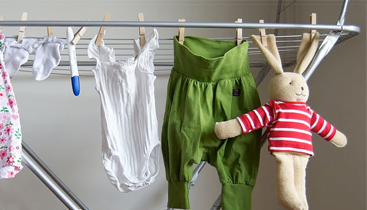 Tygkanin som hänger på tork på ett tvättstreck