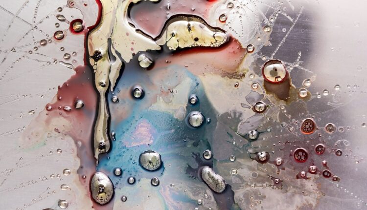 Abstrakt tavla i toner av blått rött och grått