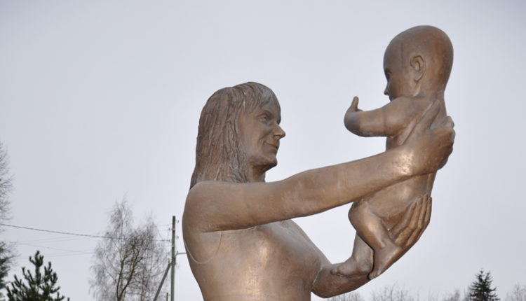 Staty kvinna som lyfte upp ett barn