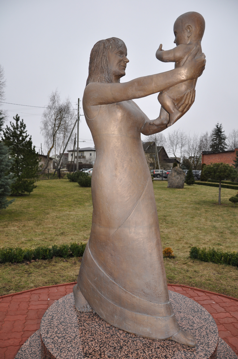 Staty kvinna som lyfte upp ett barn