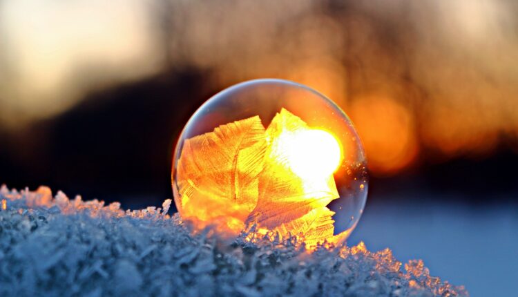 Solen skiner på en glaskula