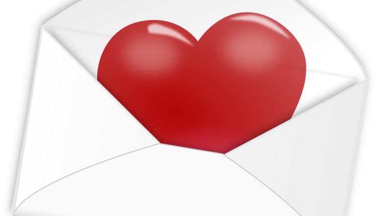 Kuvert med rött hjärta