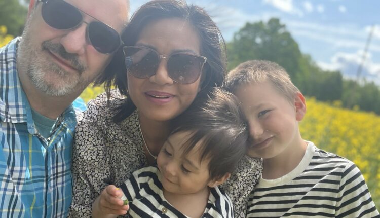 Jane och Benny med sina barn. Familjehem