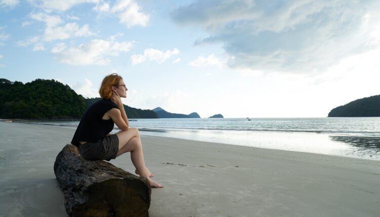 Ensam kvinna på strand Infertilitet och ofrivillig barnlöshet är känslan av ensamhet