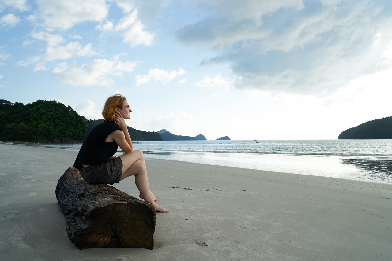 Ensam kvinna på strand Infertilitet och ofrivillig barnlöshet är känslan av ensamhet