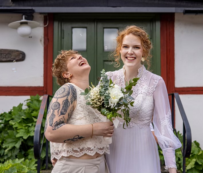 Jasmin och Anna bröllopsfoto berättar om väntan