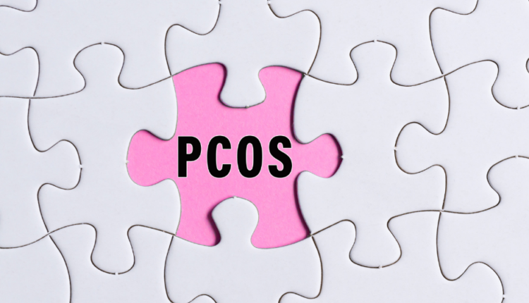 Pusselbit med text PCOS. Pcos guiden ger dig information och pusselbitarna du saknar
