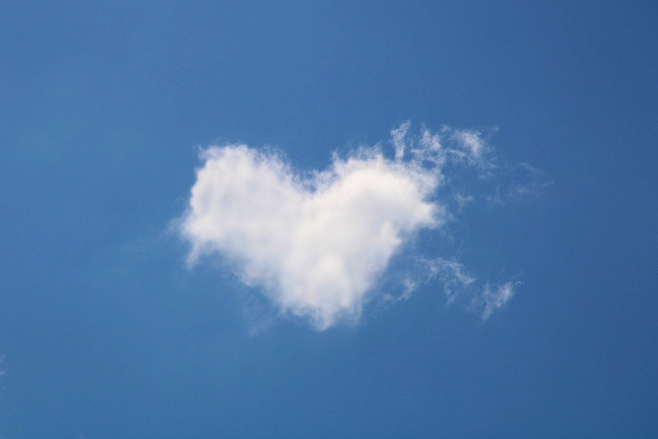 moln som är formade som ett hjärta