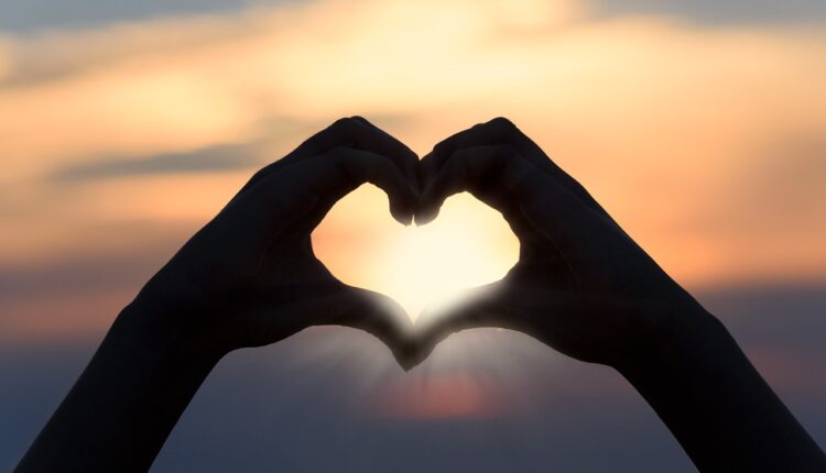 Händer som formar ett hjärta. Påminnelse till anhöriga En dag för osynliga hjärta "ofrivilligt barnlösas dag"