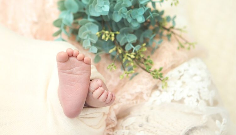 Små babyfötter i filt
