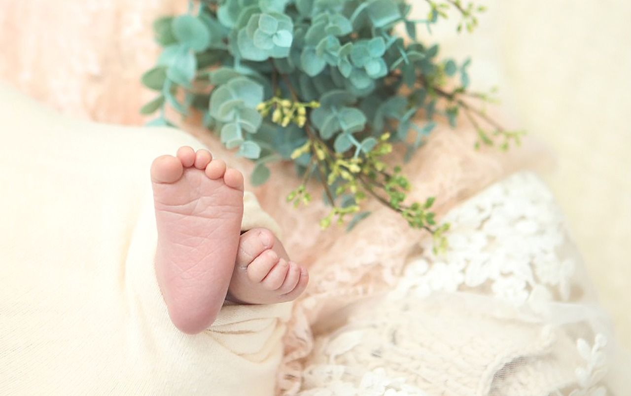 Små babyfötter i filt